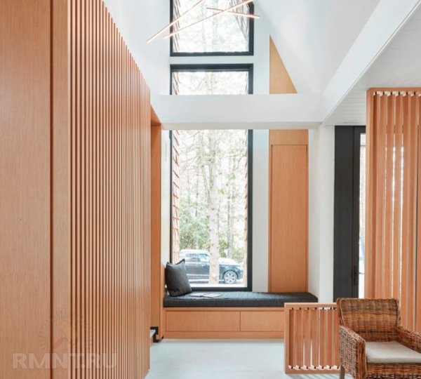 





Треугольный коттедж с&nbsp;гонтовым фасадом у&nbsp;озера



