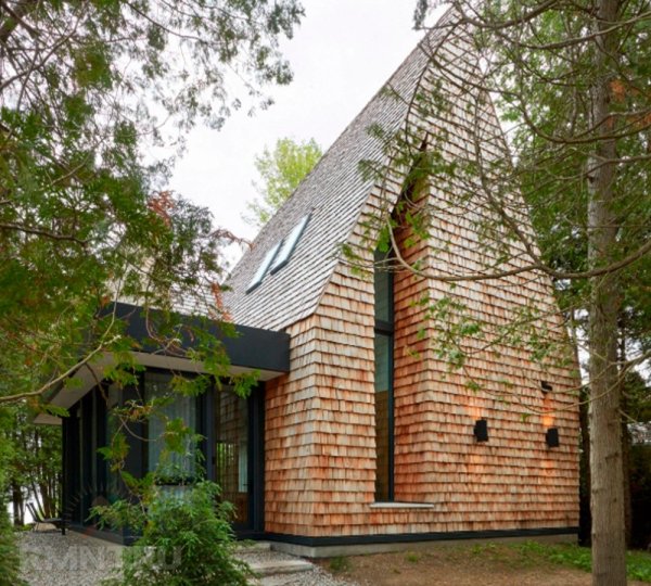 





Треугольный коттедж с&nbsp;гонтовым фасадом у&nbsp;озера



