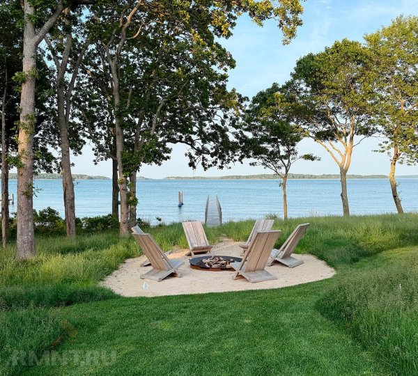 Семейный дом на побережье с минималистичным интерьером
Семейный дом на побережье с минималистичным интерьером