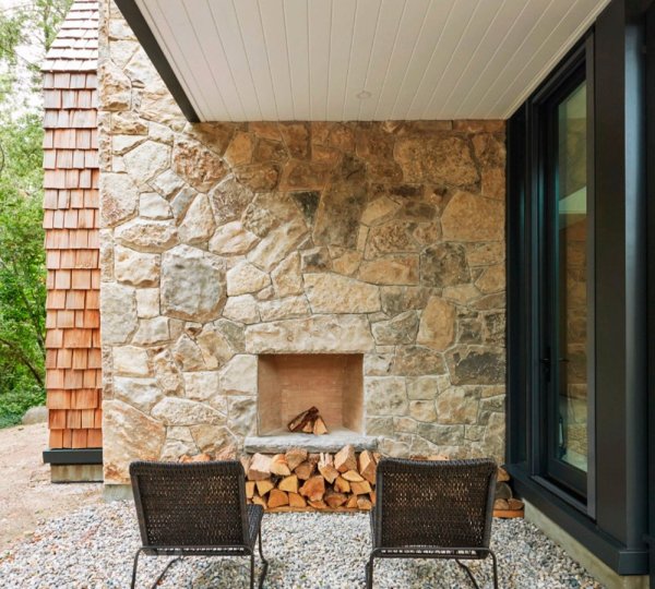 





Треугольный коттедж с&nbsp;гонтовым фасадом у&nbsp;озера



