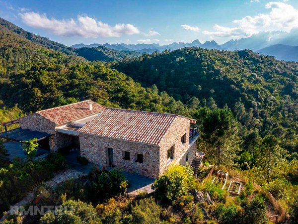 





Дом в традиционном стиле среди холмов Корсики



