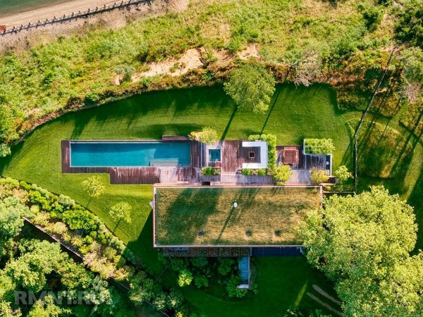 





Интегрированный в&nbsp;природу загородный дом с&nbsp;зелёной крышей



