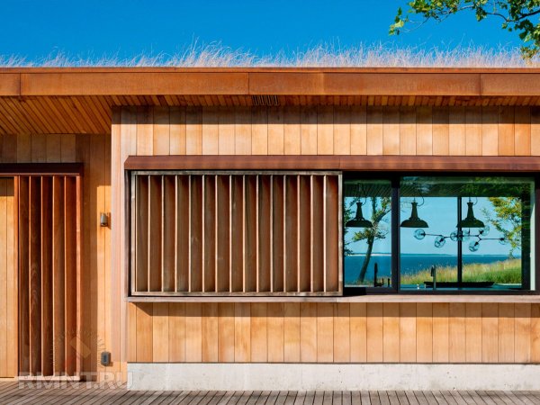 





Интегрированный в&nbsp;природу загородный дом с&nbsp;зелёной крышей



