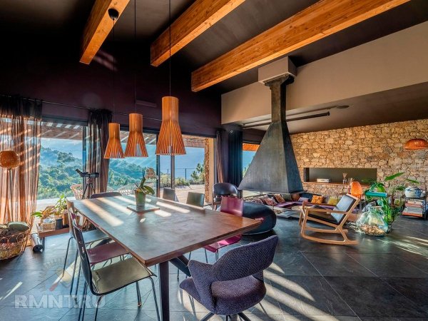 Дом в традиционном стиле среди холмов Корсики
 
Дом в традиционном стиле среди холмов Корсики