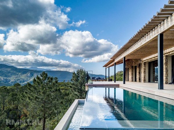 Дом в традиционном стиле среди холмов Корсики
 
Дом в традиционном стиле среди холмов Корсики