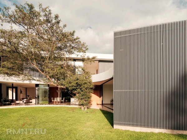 Дом, построенный вокруг дерева
 
Дом, построенный вокруг дерева