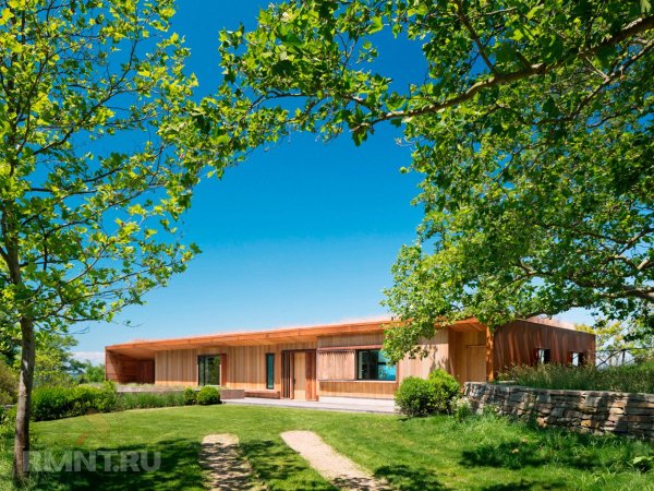 





Интегрированный в&nbsp;природу загородный дом с&nbsp;зелёной крышей



