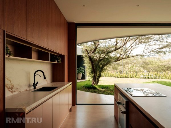 Дом, построенный вокруг дерева
 
Дом, построенный вокруг дерева