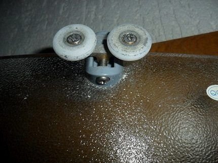 Ролики для душевых кабин: критерии выбора фурнитуры для дверей, инструкции по монтажу и замене Ролики для душевых кабин: критерии выбора фурнитуры для дверей, инструкции по монтажу и замене