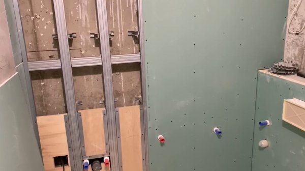 Возведение каркасных перегородок из влагостойкого гипсокартона во влажных зонах