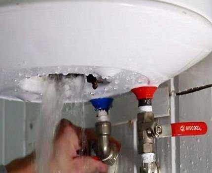 Как слить воду с водонагревателя: плюсы и минусы разных способов + пример проведения работ Как слить воду с водонагревателя: плюсы и минусы разных способов + пример проведения работ
