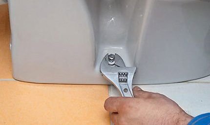 Как закрепить унитаз к полу: обзор технических тонкостей и лучших способов монтажа Как закрепить унитаз к полу: обзор технических тонкостей и лучших способов монтажа