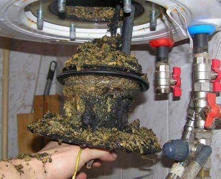 Как слить воду с водонагревателя: плюсы и минусы разных способов + пример проведения работ Как слить воду с водонагревателя: плюсы и минусы разных способов + пример проведения работ