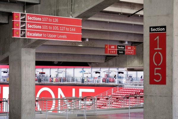 Навигация на стадионе как часть дизайна: чему учит система указателей State Farm Stadium