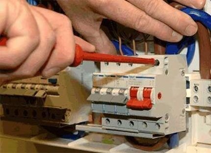 Двухполюсный и трехполюсный выключатели: назначение, характеристики, особенности монтажа Двухполюсный и трехполюсный выключатели: назначение, характеристики, особенности монтажа